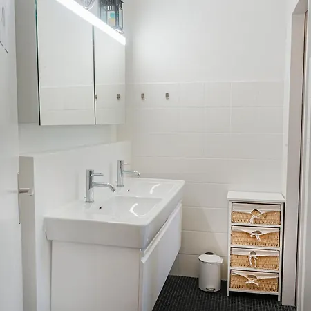 Downtown - Large, Quiet Private 