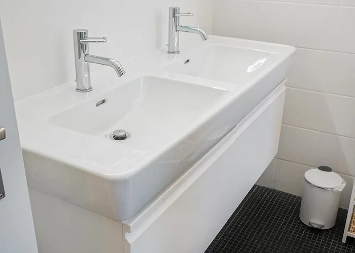 Downtown - Large, Quiet Private 