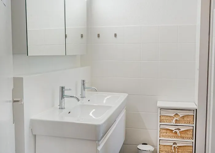 Downtown - Large, Quiet Private 